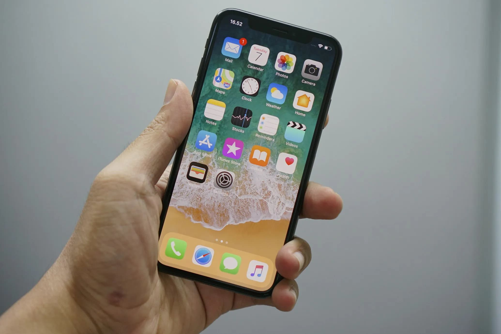 Best Compact Phones (Under 6.2 inches) with Flagship Specs
